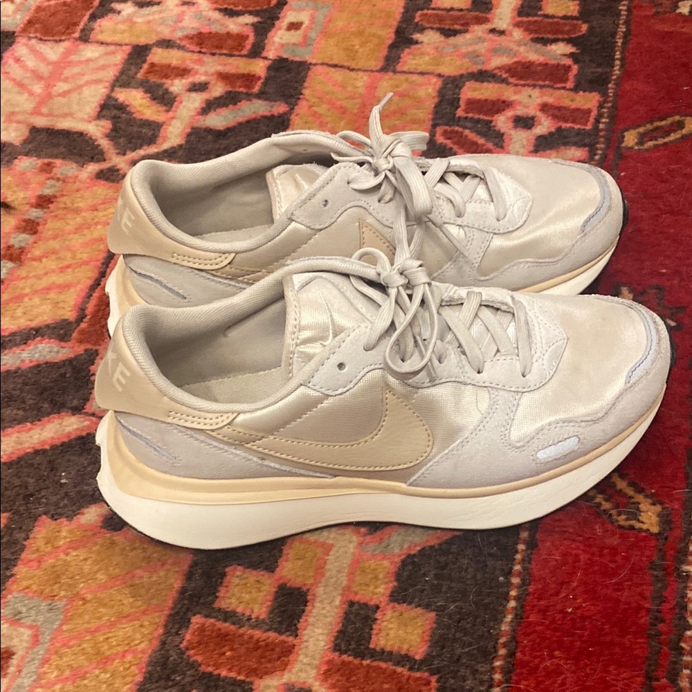 Nike Women's Beige and Cream Sneakers
